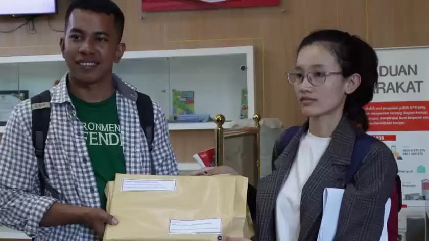 Perwakilan Jatam saat menyerahkan laporan dugaan perbuatan korupsi Menteri Bahlil ke KPK, Selasa (19/3/2024) (Foto: Dok MI/Jatam)