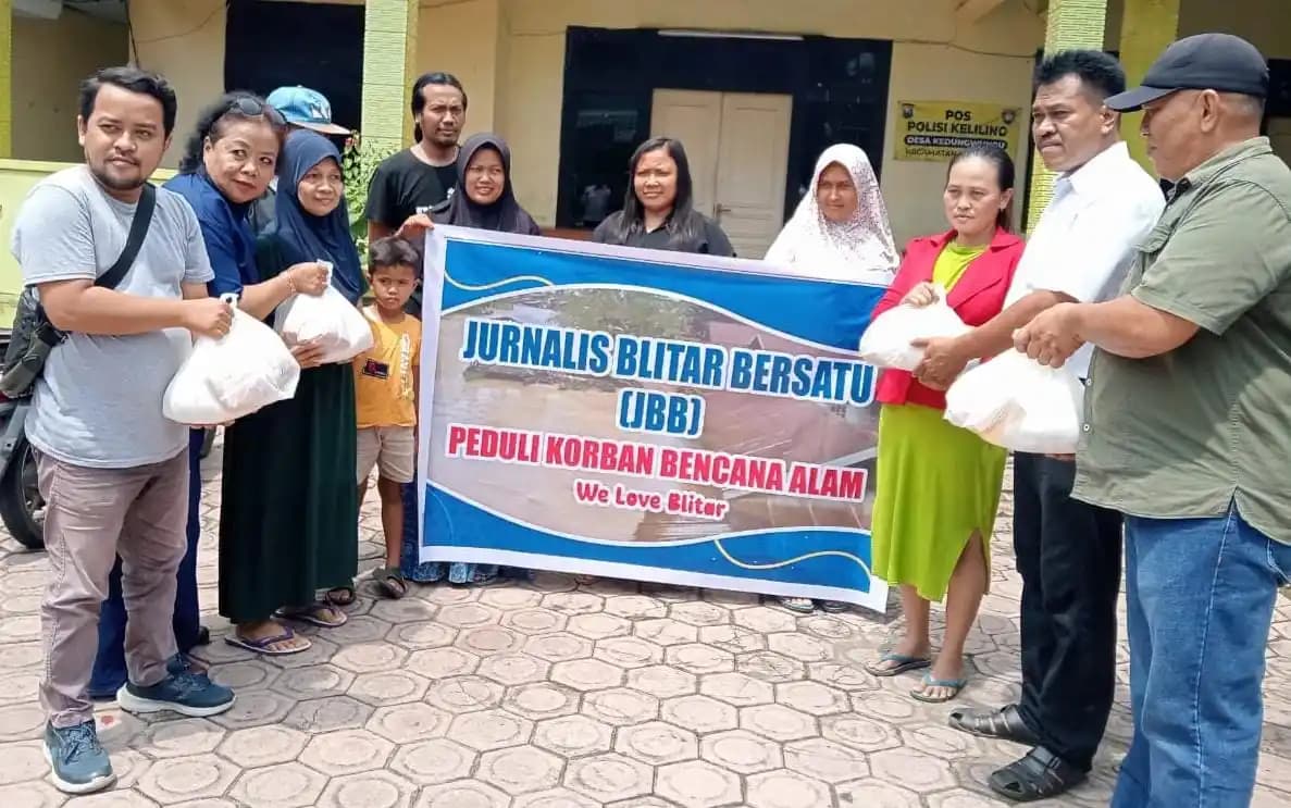 Perwakilan Komunitas JBB saat menyerahkan bantuan