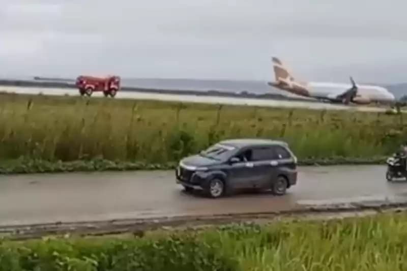pesawat super air jet tergelincir