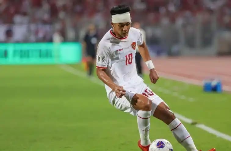 Pesepak bola Timnas Indonesia Malik Risaldi menggiring bola