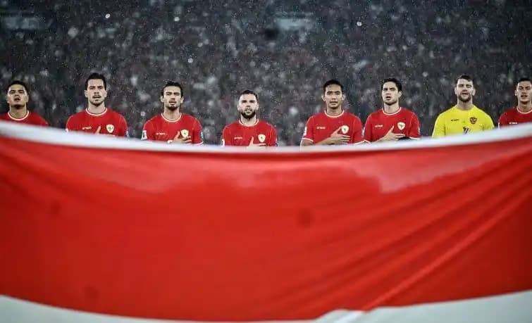 Pesepak bola Timnas Indonesia menyanyikan lagu Indonesia Raya