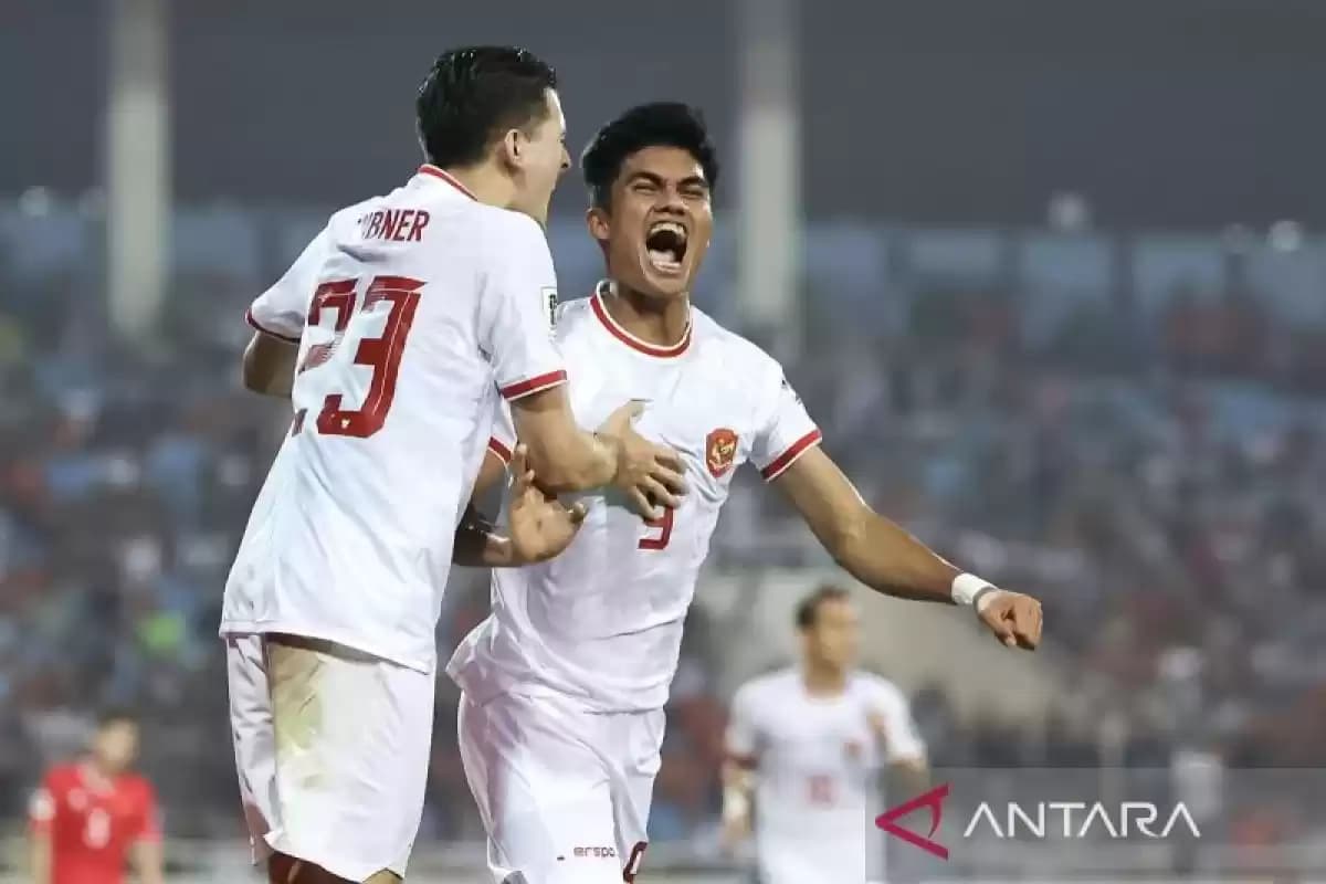 Pesepak bola Timnas Indonesia Ramadhan Sananta (kanan) berselebrasi dengan rekannya Justin Hubner (kiri) (Foto: PSSI/ANTARA)