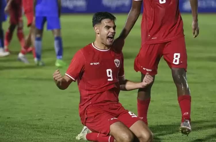 Pesepak bola Timnas Indonesia U-20 Jens Revan melakukan selebrasi