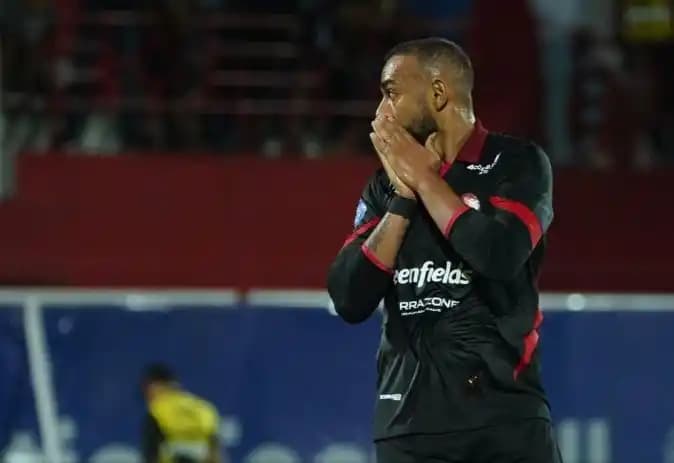 Pesepakbola Arema FC Dalberto menunjukkan ekspresi kecewa