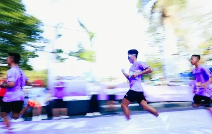 Peserta memacu kecepatannya jelang garis finish pada lomba lari GHM tahun 2024