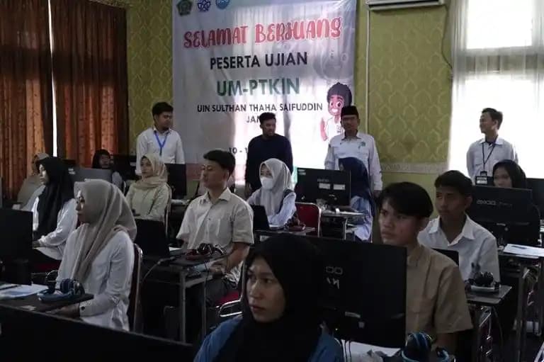 Peserta UM-PTKIN 2025  di laboratorium UIN STS Jambi