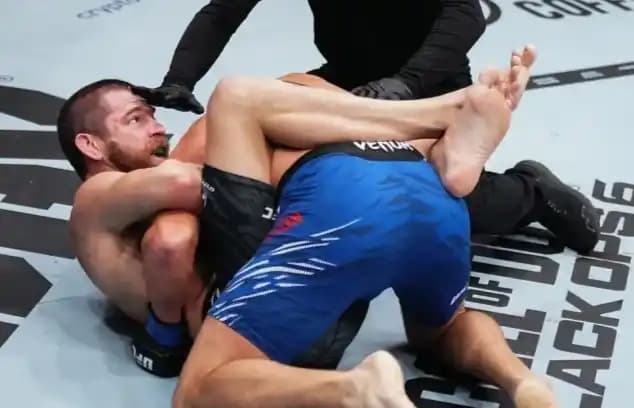 Petarung kelas ringan UFC Jim Miller melakukan kuncian terhadap lawannya Damon Jackson