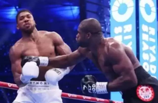 Petinju Daniel Dubois menyerang lawannya Anthony Joshua