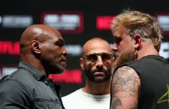 Petinju kelas berat Mike Tyson dan dan Jake Paul