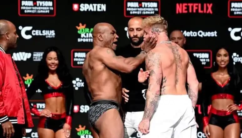 Petinju kelas berat Mike Tyson menampar wajah Jake Paul