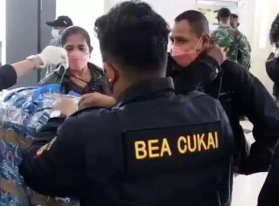 Petugas Bea Cukai tengah memeriksa barang bawaan penumpang dari luar negeri pada 18 Februari 2023. (Foto: Antara)