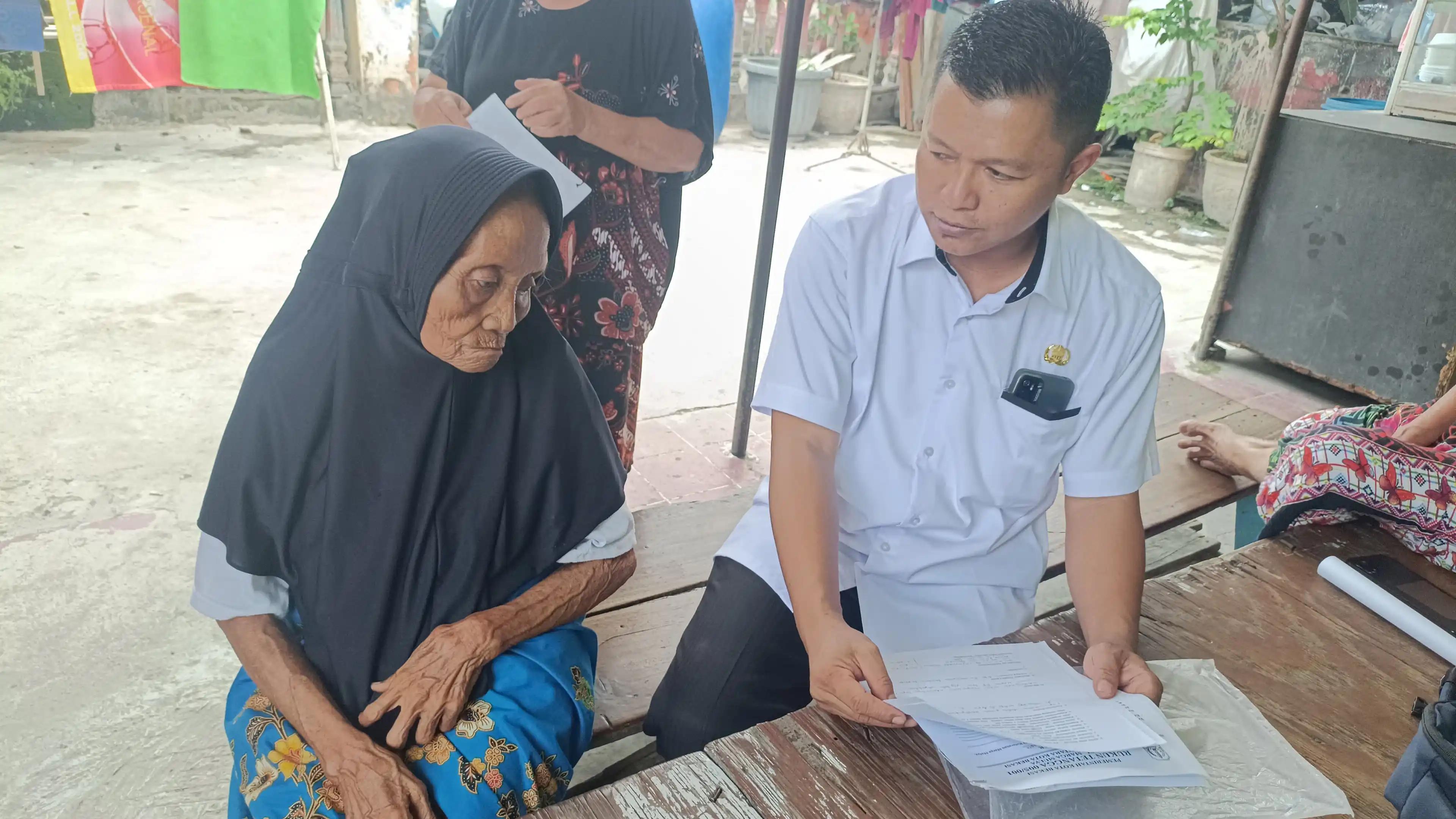 Petugas Dinas Sosial Kota Bekasi Sedang Wawancara dengan Nenek Lansia, Maryati