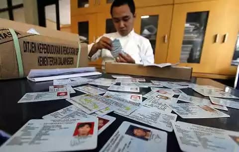 Petugas Dukcapil DKI sedang meneliti KTP yang akan dicabut NIK