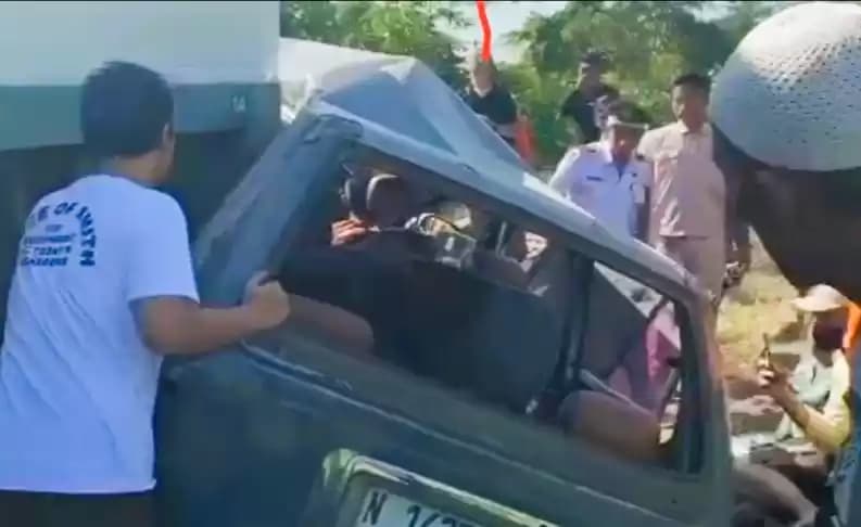 Petugas Evakuasi Kecelakaan Mini bus