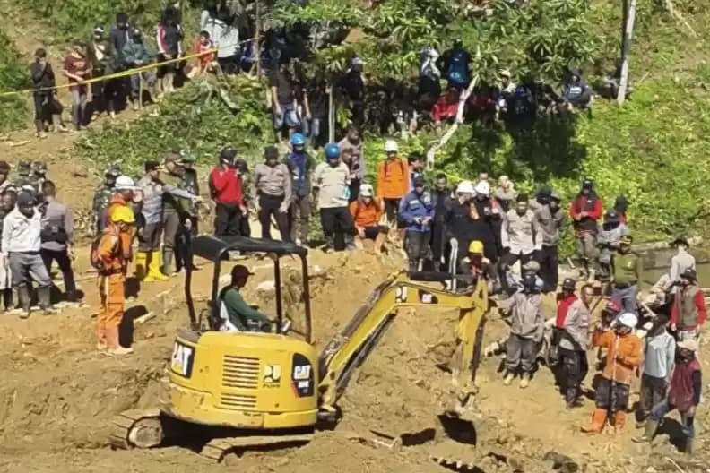 Petugas evakuasi korban longsor di garut