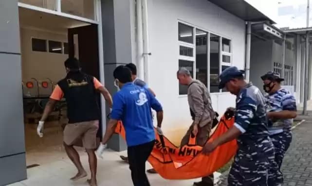 Petugas Evakuasi Korban terseret ombak