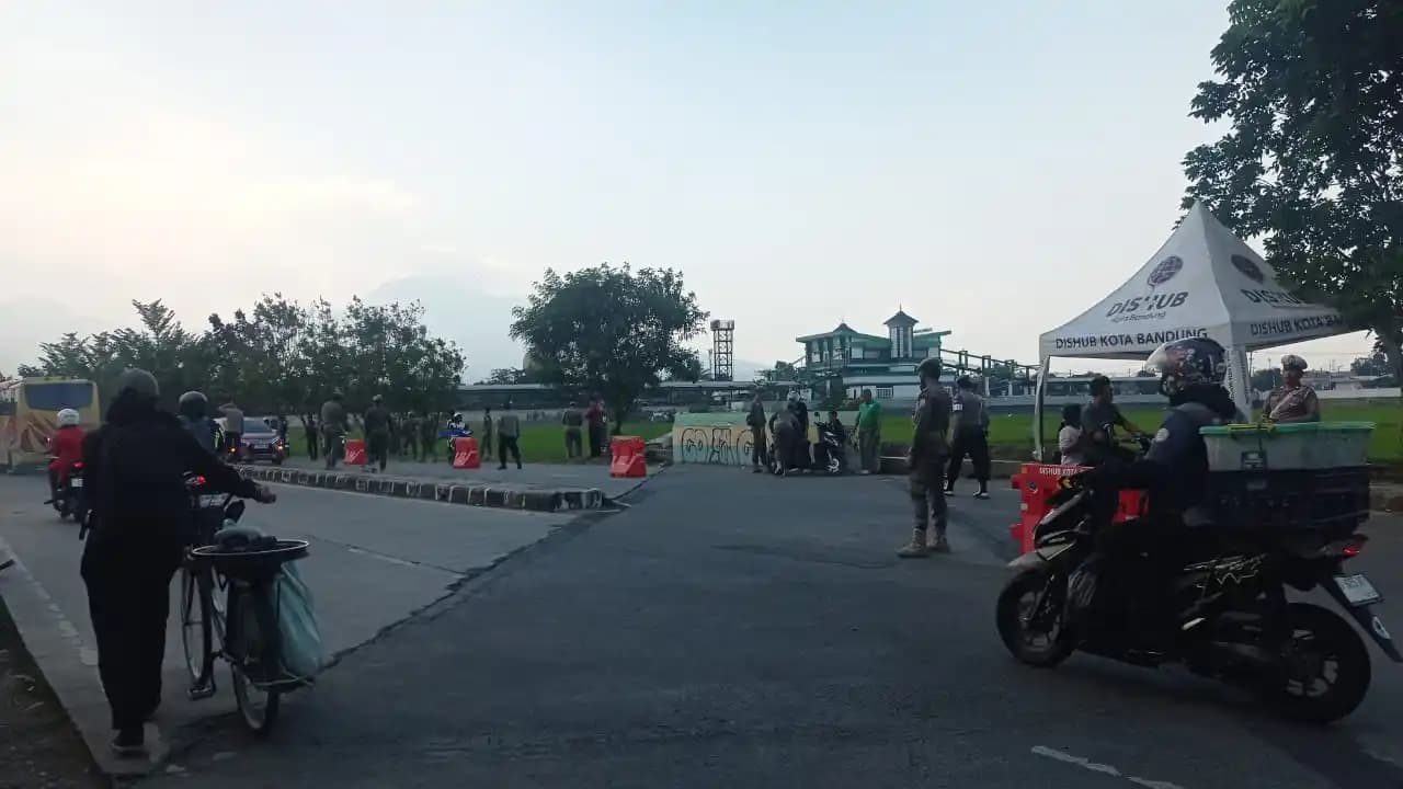 Petugas gabungan di Stadion GBLA