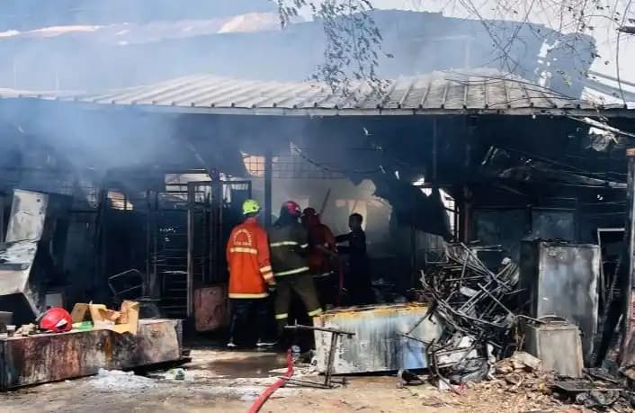 Petugas gabungan melakukan pendinginan di lokasi kebakaran toko reparasi alat kantor