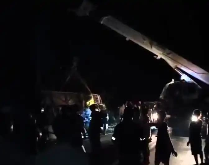 Petugas gabungan mengevakuasi bus pariwisata yang terguling
