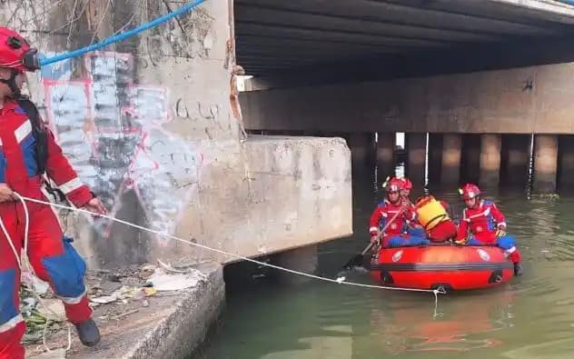 Petugas Gulkarmat Jakarta Utara dan Kepulauan Seribu mengevakuasi korban tenggelam