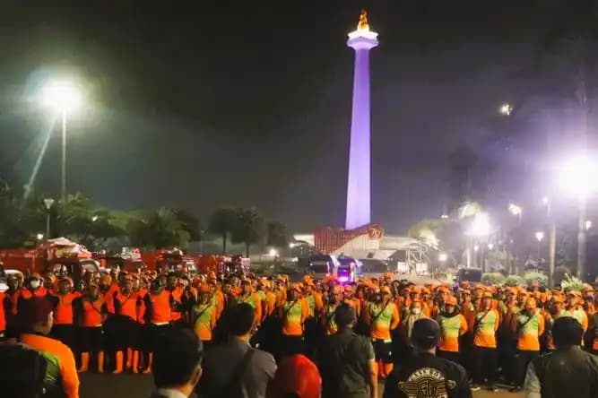 Petugas kebersihan dari Dinas Lingkungan Hidup DKI Jakarta bersiaga