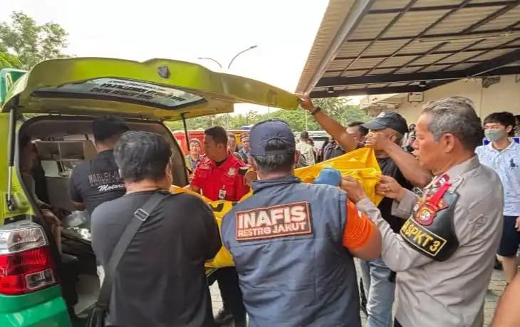 Petugas kepolisian mengevakuasi jasad pria tewas setelah terjatuh dari apartemen di Gading Nias