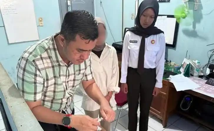 Petugas Lapas Kelas IIA Jambi memeriksa barang bukti sabu