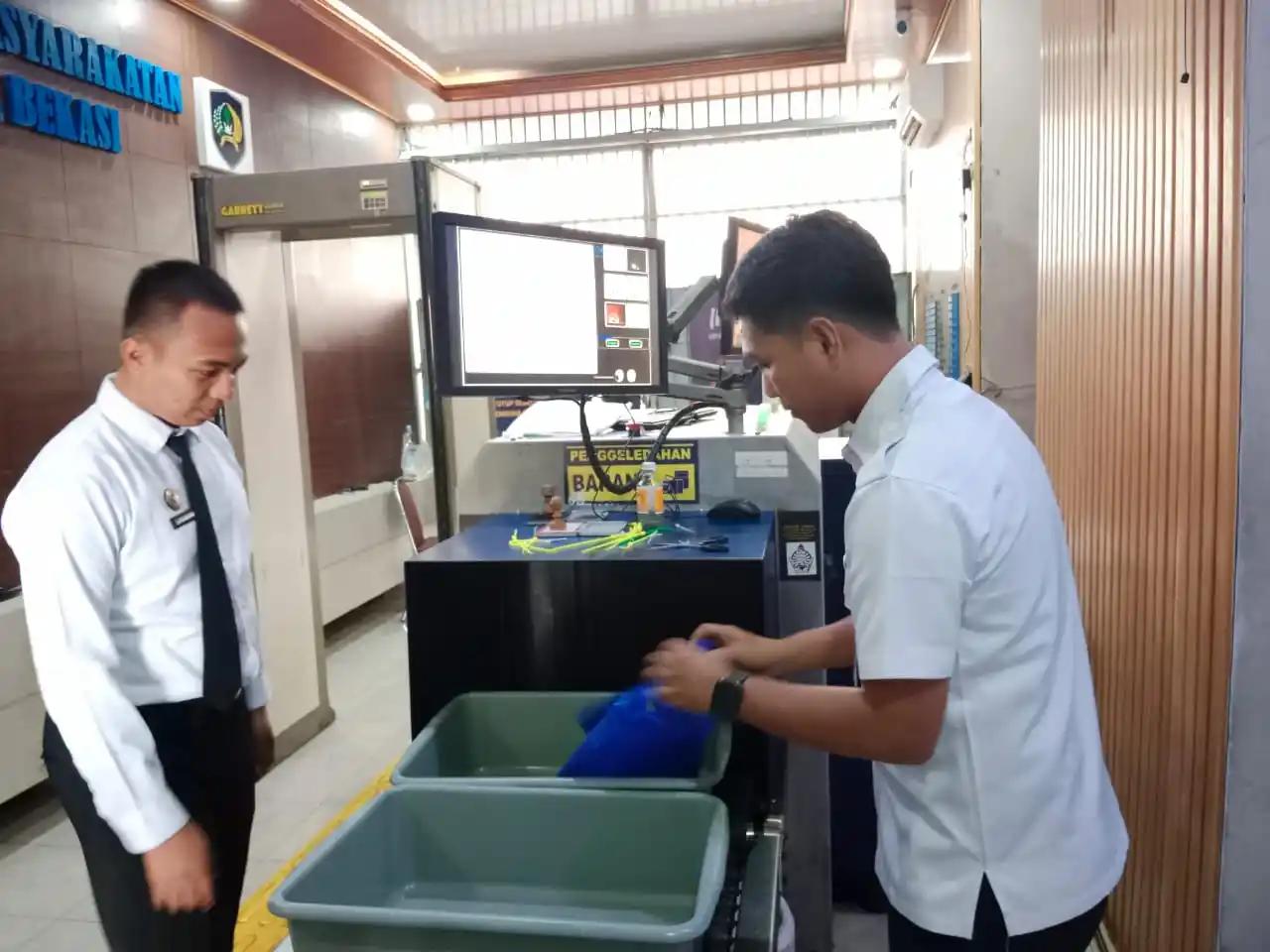 Petugas Lapas Saat melakukan Pemeriksaan Menggunakan Alat X-Ray