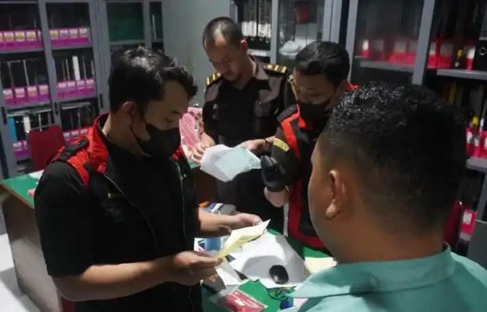 Petugas memeriksa ruangan kantor cabang dindik Jatim