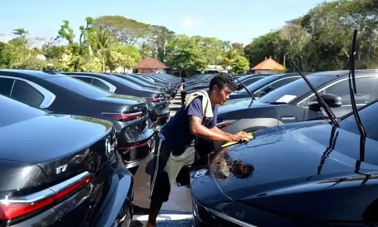 Petugas mencuci mobil listrik