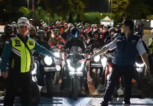 Petugas mengatur jalur pemudik