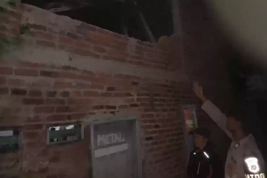 Petugas mengecek rumah warga yang terdampak kerusakan akibat gemp. (Foto: Antara)