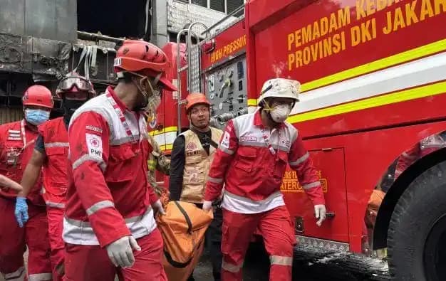 Petugas Mengevakuasi Jenazah Korban Kebakaran di Jakpus
