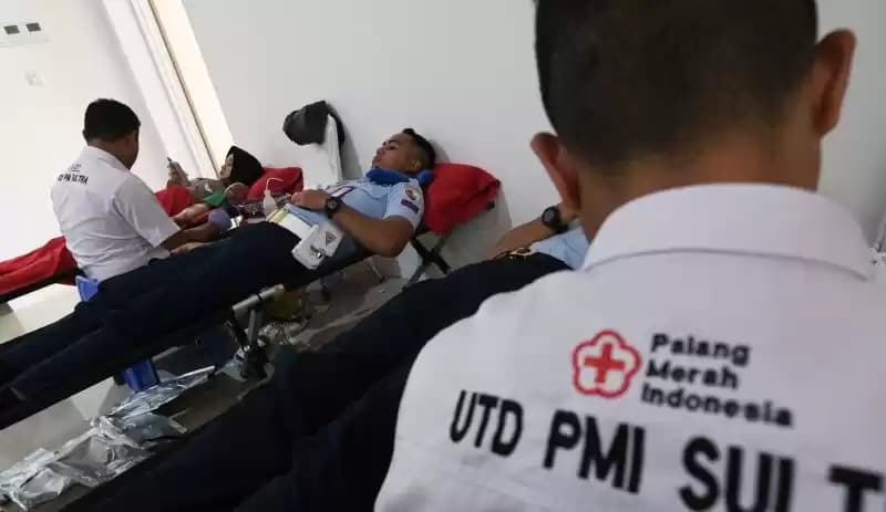 Petugas PMI melakukan transfusi darah pendonor