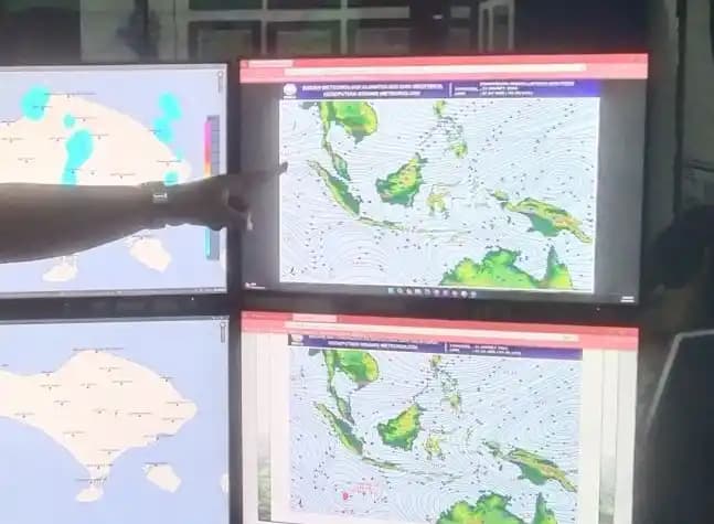 Petugas prakiraan cuaca menunjukkan peta cuaca Bali di BBMKG Wilayah III Denpasar