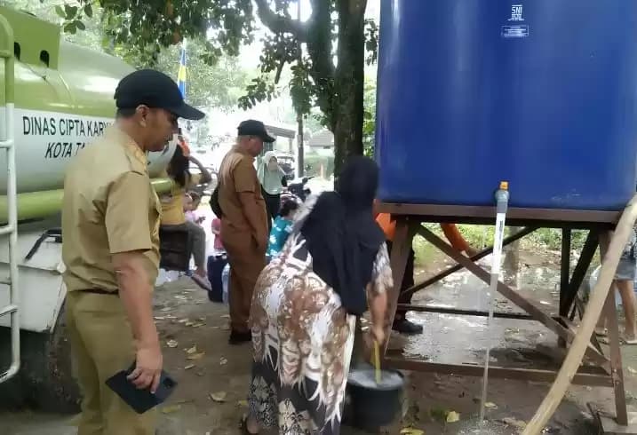 Petugas saat menyalurkan bantuan air bersih kepada warga yang terdampak kekeringan