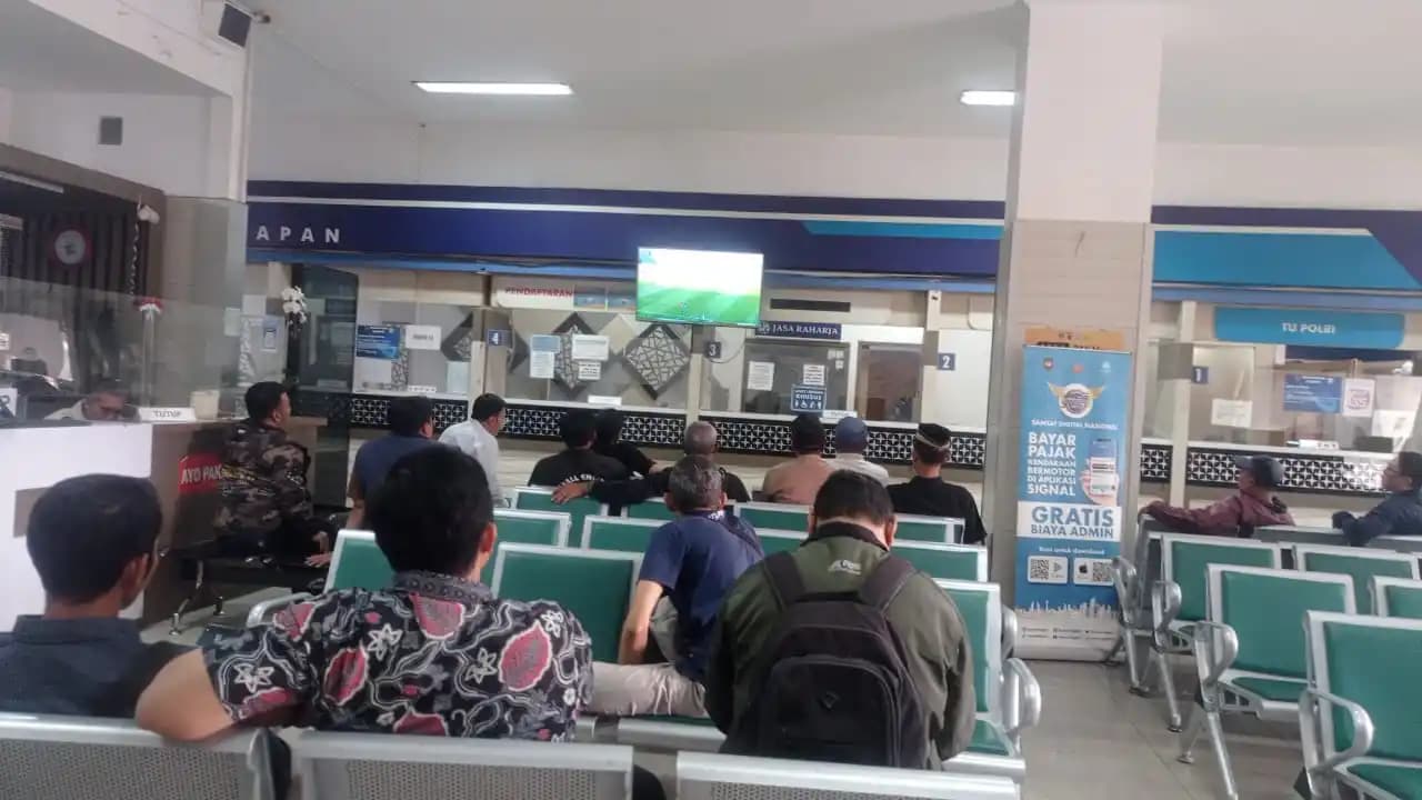 Petugas Samsat Bandung Timur dan Warga Nobar Persib Bandung vs Persebaya Surabaya