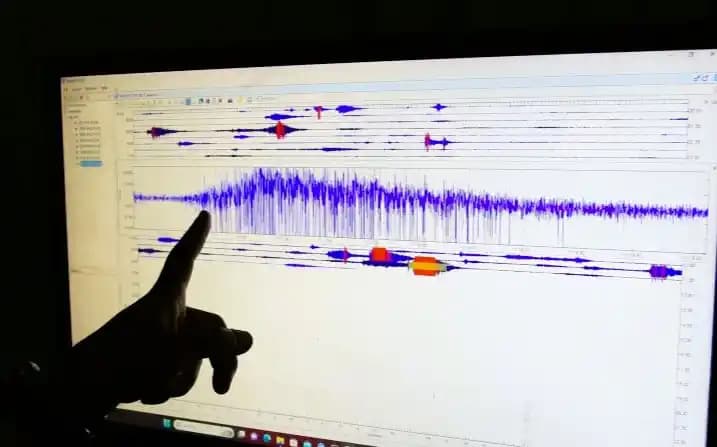 Petugas sedang menunjuk aktivitas Gunung Lewotobi