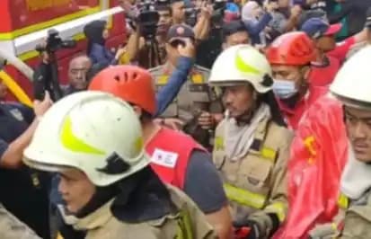 Petugas temukan empat mayat dalam kebakaran gedung Glodok Plaza