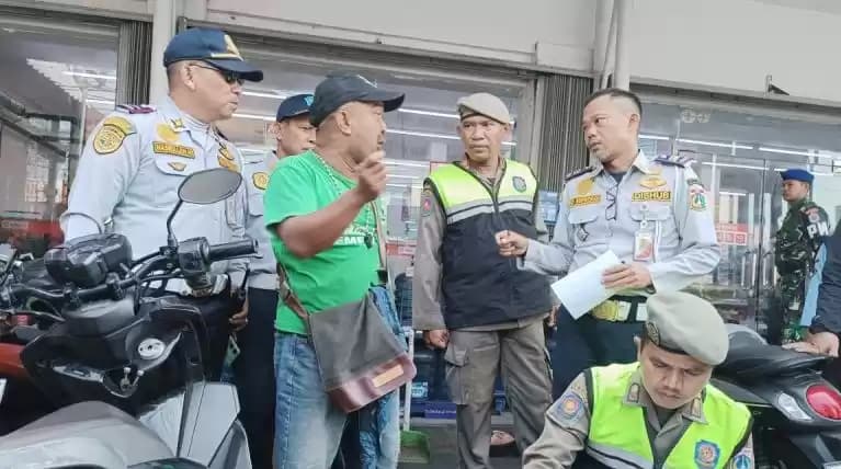 Petugas Tertibkan Parkir Liar