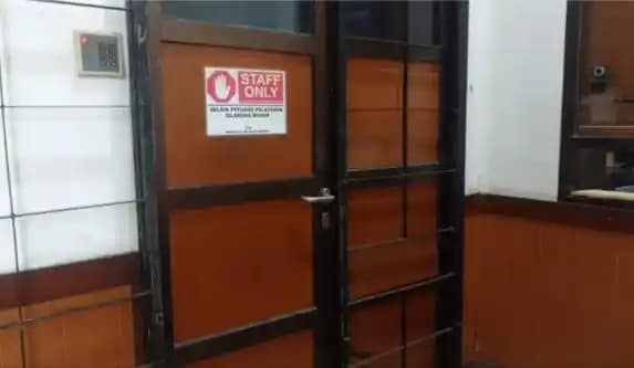 Pintu masuk ruang petugas Samsat Bandung Tengah