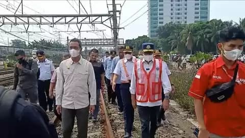PJ Gubernur DKI Jakarta, Heru Budi Hartono, dan Menhub, Budi Karya Sumadi, saat meninjau Stasiun Tanah Abang, Jakarta Pusat, Minggu 30 April 2023.