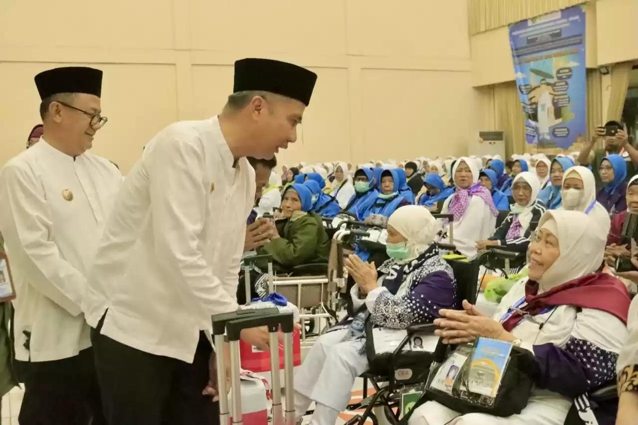 Pj Gubernur Jabar Sedang Bincang dengan Jamaah Haji Sebelum Diberangkatkan dari Asrama Haji Kota Bekasi