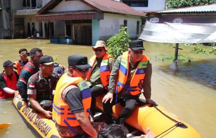 Pj Gubernur Kalbar Harisson bersama sejumlah SKPD meninjau kondisi banjir di Desa Sosok