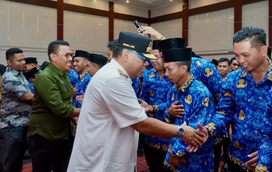 Pj Gubernur Malut Samsuddin A. Kadir berjabat tangan dengan PPPK yang baru diangkat yang didampingi Kabid Pengadaan Pegawai dan Penataan Alex Tovano Rada