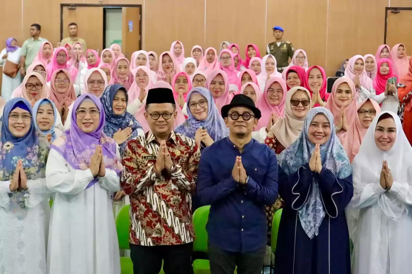 Pj TP PKK Kota Bekasi Didampingi Pj Wali Kota Dimomen Pengajian Rutin TP. PKK SeJawa Barat
