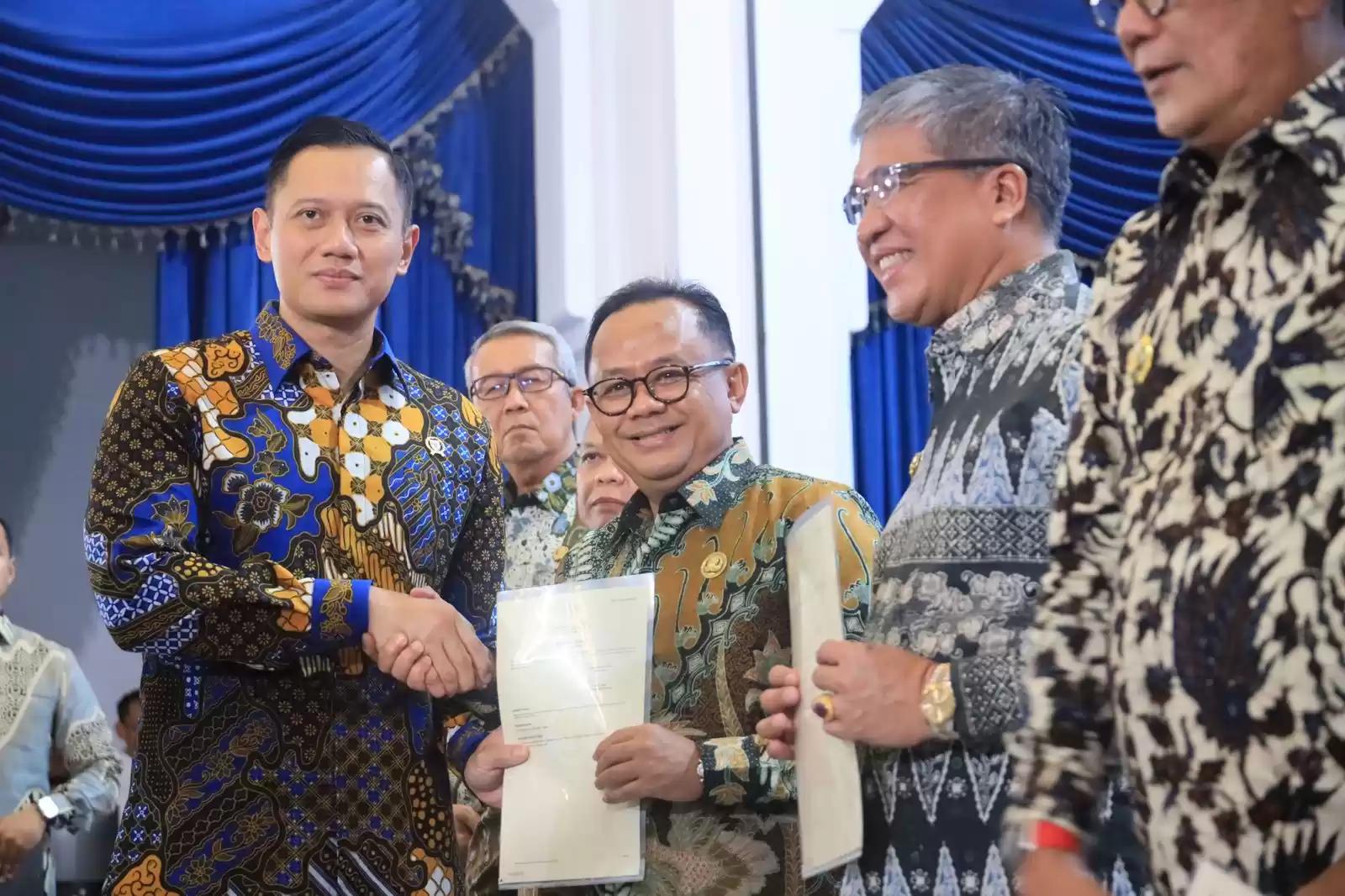 Pj Wali Kota Bekasi, R. Gani Muhamad Menerima Program Implemetasi Sertifikat Tanah Eletronik dari Menteri ATR/BPN Agus Harimurti Yudhoyono