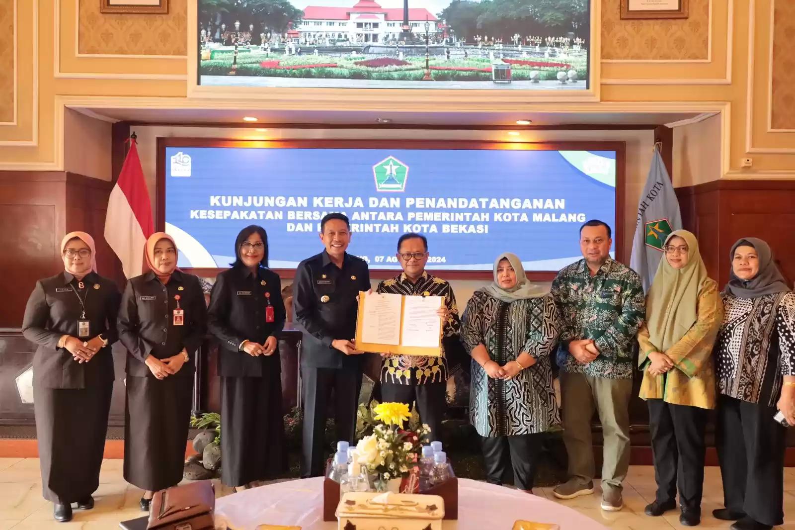 Pj Wali Kota Malang Bersama Pj Wali Kota Bekasi Usai Penandatanganan Surat Perjanjian Kerja sama di bidang perekonomia