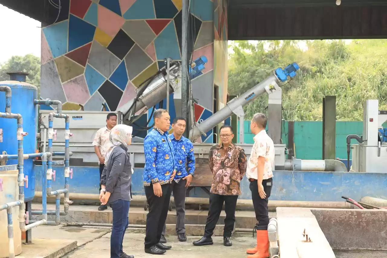 Pj Walikota Bekasi (Batik Coklat), R. Gani Muhamad Sedang Memberi Arahan kepada Jajarannya