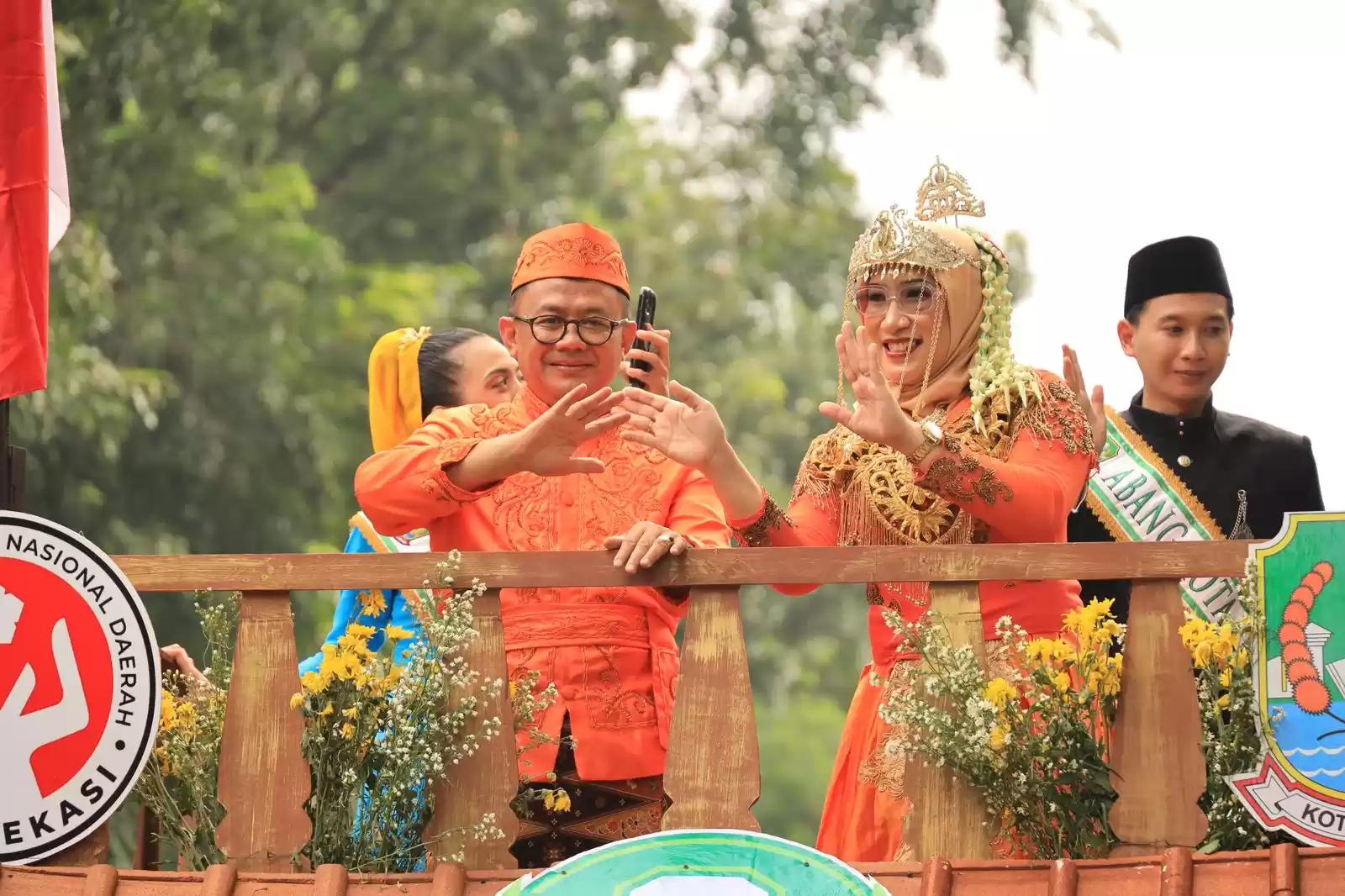 Pj Walikota Bekasi Bersama Ketua Dekranasda Kota Bekasi, Yolla Kusuma Gani Tampil Berpakaian Adat Di HUT Dekranas ke-44 Di Kota Solo